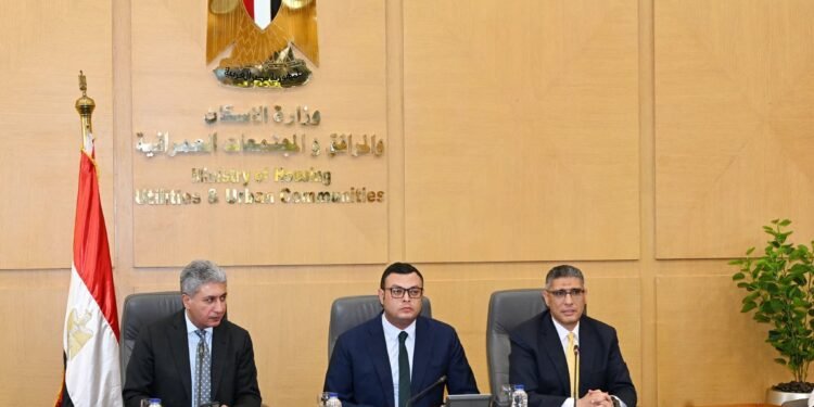 وزير الإسكان يعقد اجتماع لمتابعة المخطط الاستراتيجي لتطوير المنطقة بين مطار سفنكس وسقارة