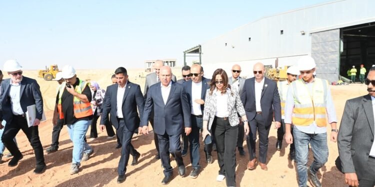 منال عوض: 200 مليون دولار لتمويل مشروع إدارة المخلفات بالعاشر من رمضان بتمويل من البنك الدولي