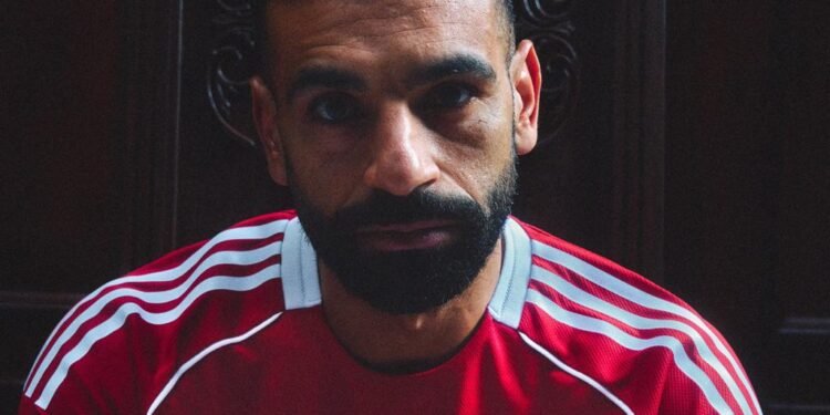 أديداس ونادي ليفربول يطلقان القمصان الأساسية والاحتياطية الجديدة لموسم 2025/2026