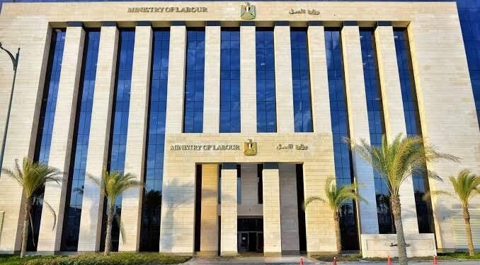 وزارة العمل تعلن تعطل بعض الخدمات الإلكترونية.. والخدمة ستعود خلال 48 ساعة