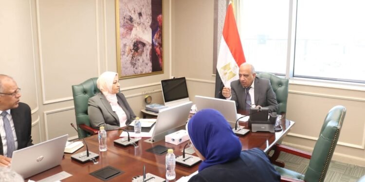 الكهرباء: استثمارات ضخمة لدفع مساهمة الطاقة المتجددة إلى 65% من مزيج الطاقة بحلول 2040