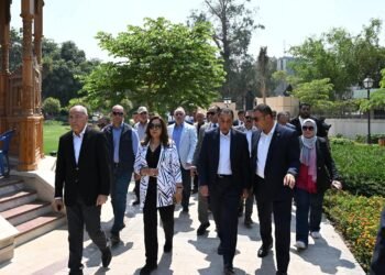 رئيس الوزراء يسلم عقود الأكشاك الجديدة لسور الأزبكية بعد نقلها للسوق المطور