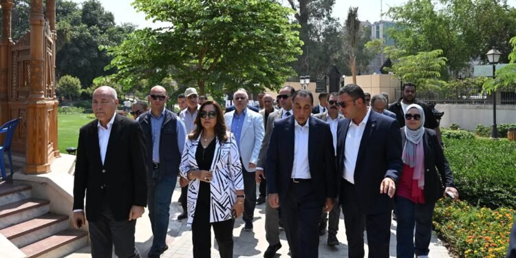 رئيس الوزراء يسلم عقود الأكشاك الجديدة لسور الأزبكية بعد نقلها للسوق المطور