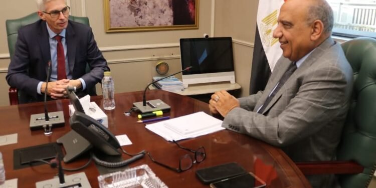وزير الكهرباء يناقش مع “ABB” السويدية خطط تطوير الشبكات وتعزيز كفاءة الطاقة