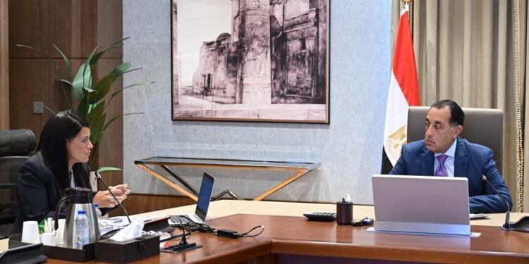 رئيس الوزراء ووزيرة التخطيط يستعرضان جهود حوكمة الاستثمارات العامة للعام المالي 2024-2025