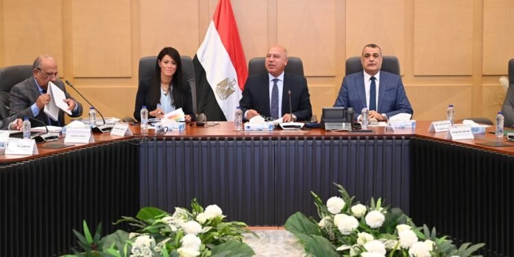 وزارة الصناعة تحدد 28 صناعة وفرصة استثمارية لتعميق التصنيع المحلي