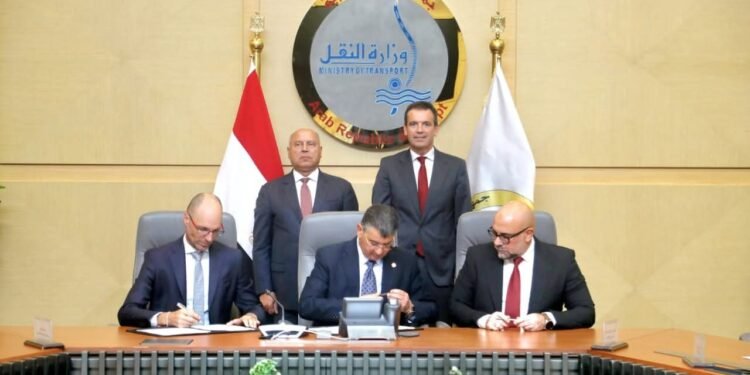 مصر توقع 3 عقود مع شركة “كاف” الإسبانية لتحديث وصيانة 62 قطار مترو بالخطين الأول والثاني