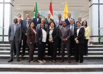 البنك المركزي المصري يستعرض تجربته في دار الطباعة أمام وفد جنوب إفريقي