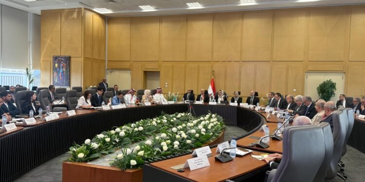 وزارة الاستثمار تناقش الرسوم الوقائية على واردات الصلب لحماية الصناعة المحلية