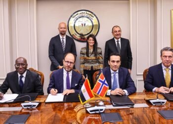 مصر توقع اتفاق تمويل يتجاوز 4 مليارات دولار لمشروع “دندرة” للطاقة الشمسية لتغذية مجمع الألومنيوم