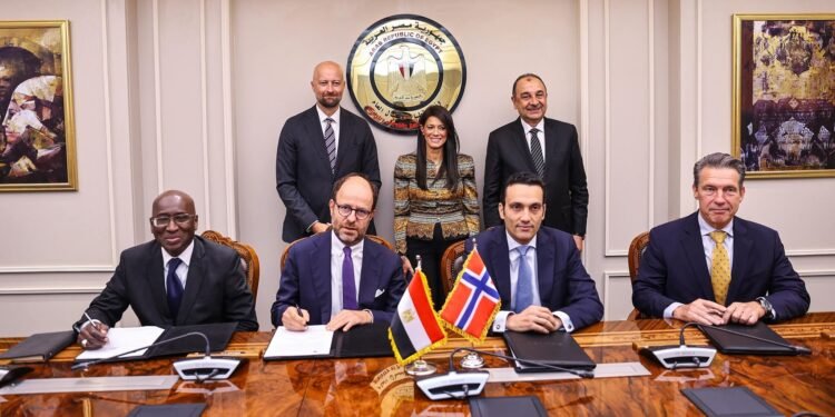 مصر توقع اتفاق تمويل يتجاوز 4 مليارات دولار لمشروع “دندرة” للطاقة الشمسية لتغذية مجمع الألومنيوم