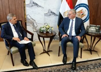 تعاون بين “البترول” و”قناة السويس” لإقامة محطة غاز طبيعي مسال تدعم التحول الأخضر