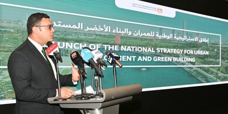 وزير الإسكان يطلق وثيقة الاستراتيجية الوطنية للعمران الأخضر والمستدام