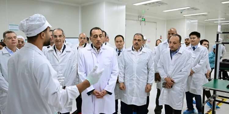 رئيس الوزراء يفتتح مصنع “أوبو” لتصنيع الهواتف المحمولة بالعاشر من رمضان ضمن استثمارات 50 مليون دولار