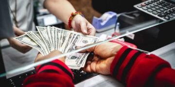 دار الإفتاء تكشف الحكم الشرعي لإيداع الأموال في البنوك