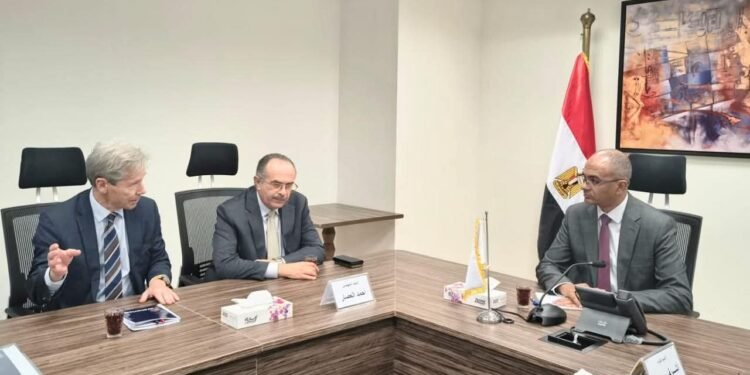 نائب وزير الإسكان يبحث مع تحالف “المقاولون العرب” فرص الاستثمار في مشروعات تحلية مياه البحر