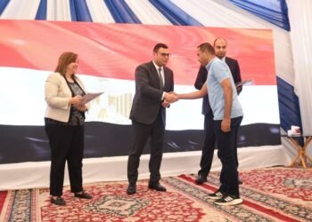 وزير الإسكان يُسلم عقود وحدات المبادرة الرئاسية “سكن لكل المصريين” بمدينة حدائق أكتوبر