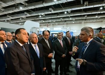 رئيس الوزراء يطلق التشغيل التجريبي لأول قطار كهربائي سريع “فيلارو” بخط السخنة – العلمين – مطروح