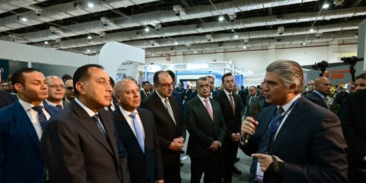 رئيس الوزراء يطلق التشغيل التجريبي لأول قطار كهربائي سريع “فيلارو” بخط السخنة – العلمين – مطروح