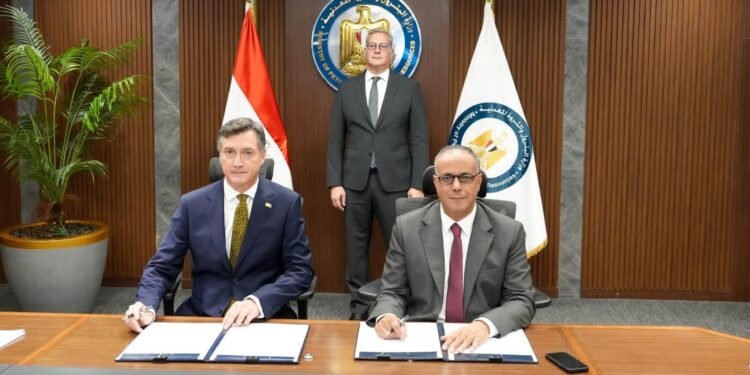 مصر تمد التزامها مع إيني الإيطالية حتى 2040 وتطلق حملة مسح سيزمي