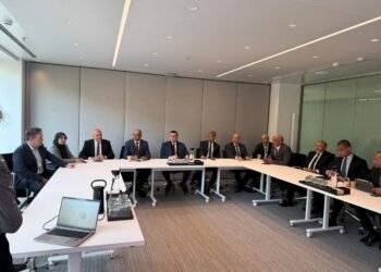 وزير الإسكان يزور مقر «أكسيونا» بمدريد لبحث الشراكة في مشروعات البنية التحتية المستدامة