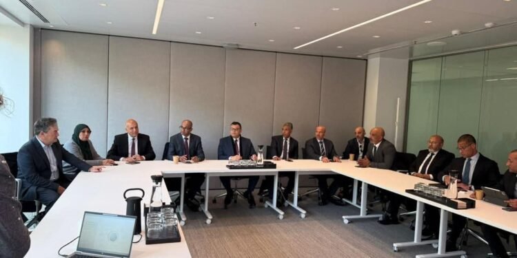 وزير الإسكان يزور مقر «أكسيونا» بمدريد لبحث الشراكة في مشروعات البنية التحتية المستدامة