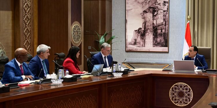 رئيس الوزراء يلتقي مسئولي “أنجلوجولد أشانتي” لمتابعة تطوير منجم السكري للذهب