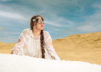 فنانة سيبيرية شابة تبتكر منحوتة جليدية ضخمة في صحراء مصر لتسليط الضوء على أزمة المناخ