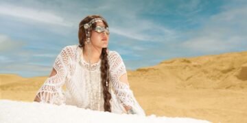 فنانة سيبيرية شابة تبتكر منحوتة جليدية ضخمة في صحراء مصر لتسليط الضوء على أزمة المناخ