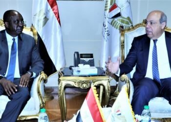 وزير الطيران يبحث مع مؤسسة التمويل الدولية طرح مطار الغردقة الدولي للقطاع الخاص