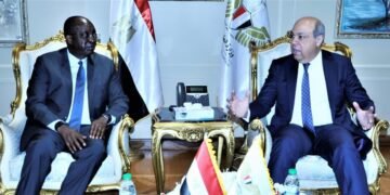 وزير الطيران يبحث مع مؤسسة التمويل الدولية طرح مطار الغردقة الدولي للقطاع الخاص