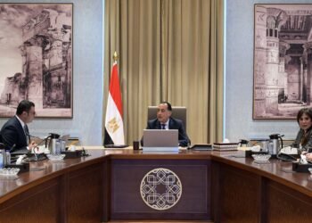 رئيس الوزراء يستعرض المخطط الهيكلي والرؤية التنموية لمنطقة غرب رأس الحكمة