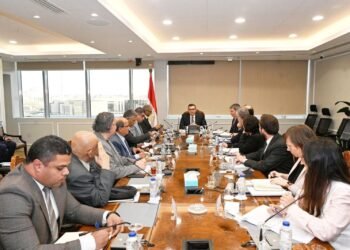 وزير الإسكان يستعرض مع وفد EIB موقف المشروعات المشتركة بتمويل يتجاوز 721 مليون يورو