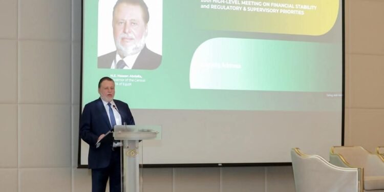 حسن عبد الله يستعرض أولويات الرقابة والإشراف في الاجتماع السنوي للاستقرار المالي بأبوظبي