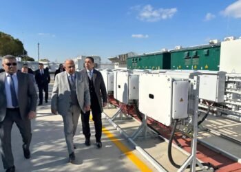 وزير الكهرباء يزور معامل اختبارات أنظمة بطاريات تخزين الطاقة التابعة لشركة هواوي