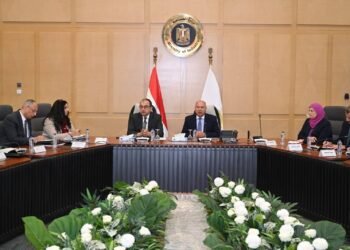 وزير الصناعة يبحث توطين صناعة الغزل والنسيج وزيادة القيمة المضافة