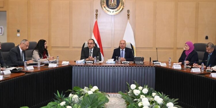 وزير الصناعة يبحث توطين صناعة الغزل والنسيج وزيادة القيمة المضافة