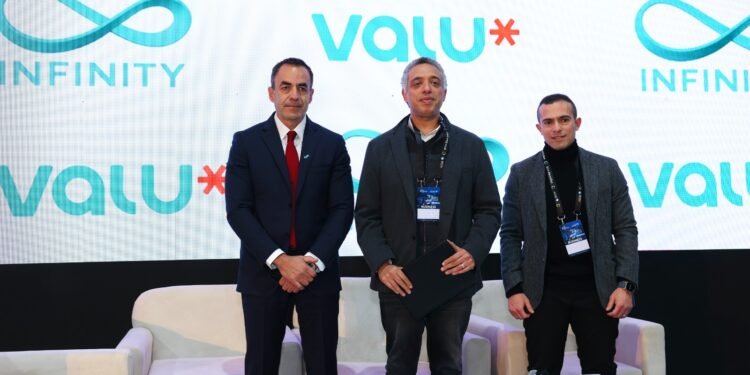 ڤاليو وإنفنيتي توقعان اتفاقية شراكة لتسهيل وصول العملاء إلى شواحن السيارات الكهربائية