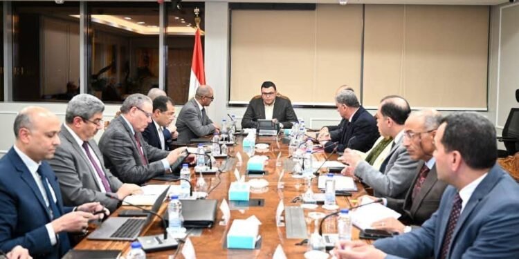 وزير الإسكان يشدد على الالتزام بالجداول الزمنية لمشروعات “حياة كريمة”