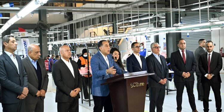 مدبولي: مصر دخلت عصر تجميع وإنتاج مكونات الطاقة الشمسية