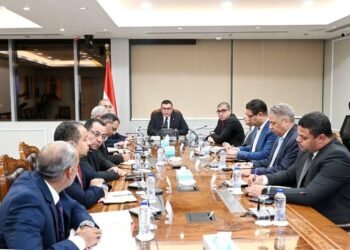 وزير الإسكان يشدد على تحسين الصيانة والنظافة ورفع كفاءة الطرق بمدينة الشروق