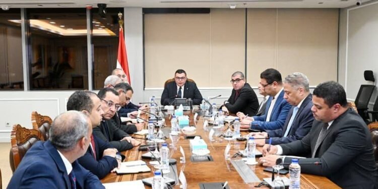 وزير الإسكان يشدد على تحسين الصيانة والنظافة ورفع كفاءة الطرق بمدينة الشروق