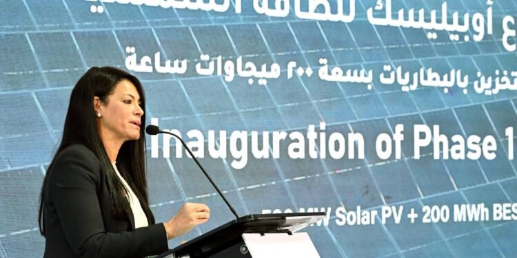 رئيس الوزراء يفتتح المرحلة الأولى لمشروع “أوبيليسك” للطاقة الشمسية في نجع حمادي