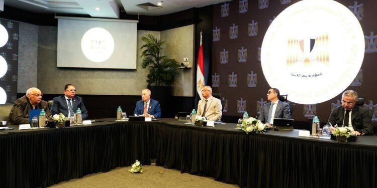 وزير الاستثمار يستعرض أجندة دعم المستثمرين وتطوير الخدمات الرقمية في المحافظات