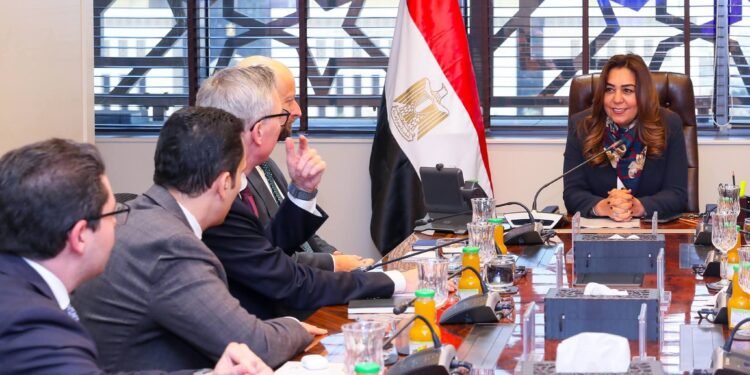 وزيرة البيئة توجه بالإسراع في تقييم الأثر البيئي لمشروع توليد الكهرباء من الرياح بالبحر الأحمر