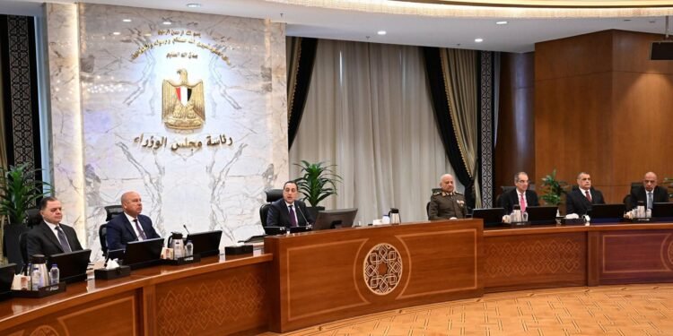 رئيس الوزراء: افتتاح 9 مصانع و3 مشروعات طاقة شمسية وتفقد 5 مستشفيات خلال أسبوع