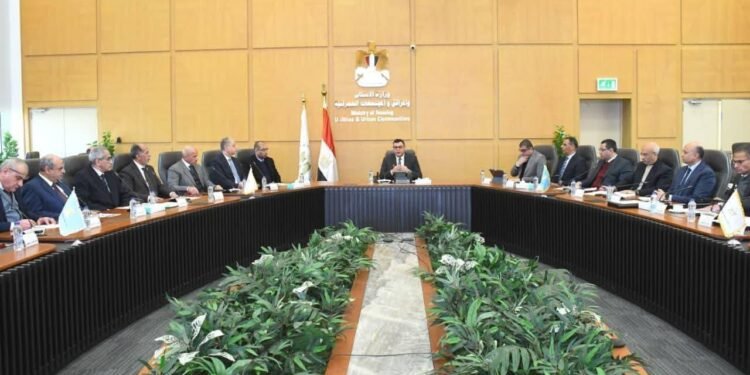 وزير الإسكان يتابع تنفيذ منطقة الأعمال المركزية بالعاصمة الإدارية ومشروعات «داون تاون» بالعلمين الجديدة
