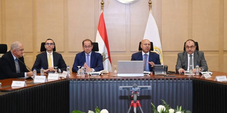 كامل الوزير: مبادرات تمويلية جديدة لدعم رأس المال العامل والآلات والمعدات لمصانع الغزل والنسيج