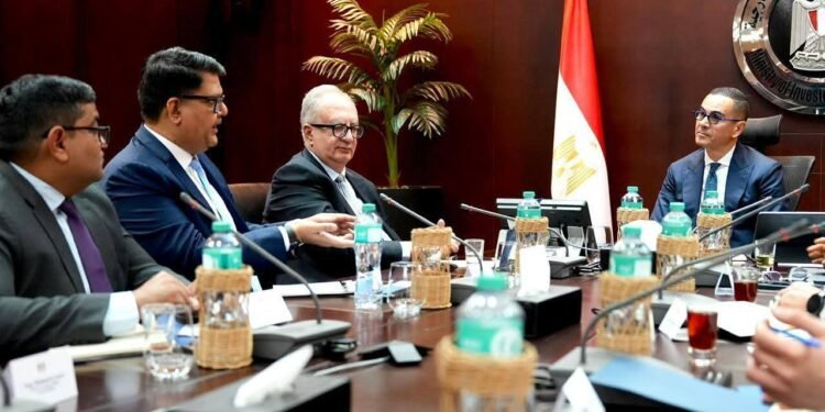 وزير الاستثمار يبحث مع “ايفولف” و”ستونيكس” خطط التوسع في قطاع الذهب بمصر
