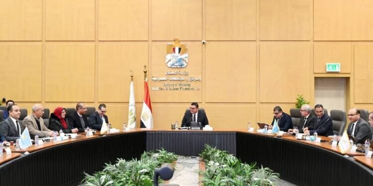 الإسكان تبحث خطط تسويق مشروعات العلمين الجديدة والعاصمة الإدارية والمنصورة الجديدة ومثلث ماسبيرو